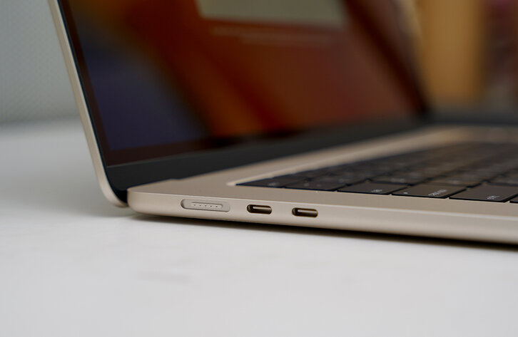 Apple macbook air 15-inch ports